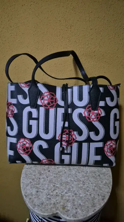 Bolso tote Guess negro con estampado - miniatura 1