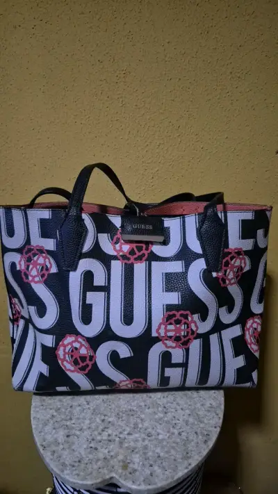 Bolso tote Guess negro con estampado - miniatura 2