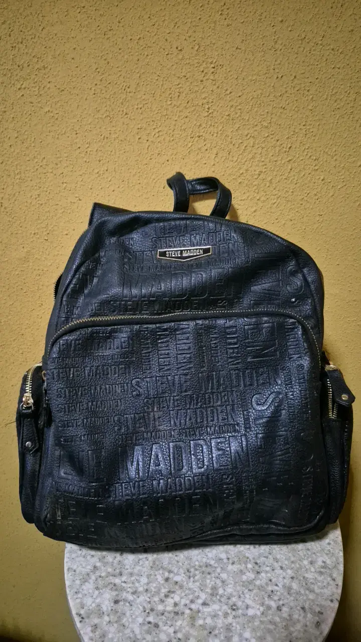 Mochila negra Steve Madden con diseño grabado - 1