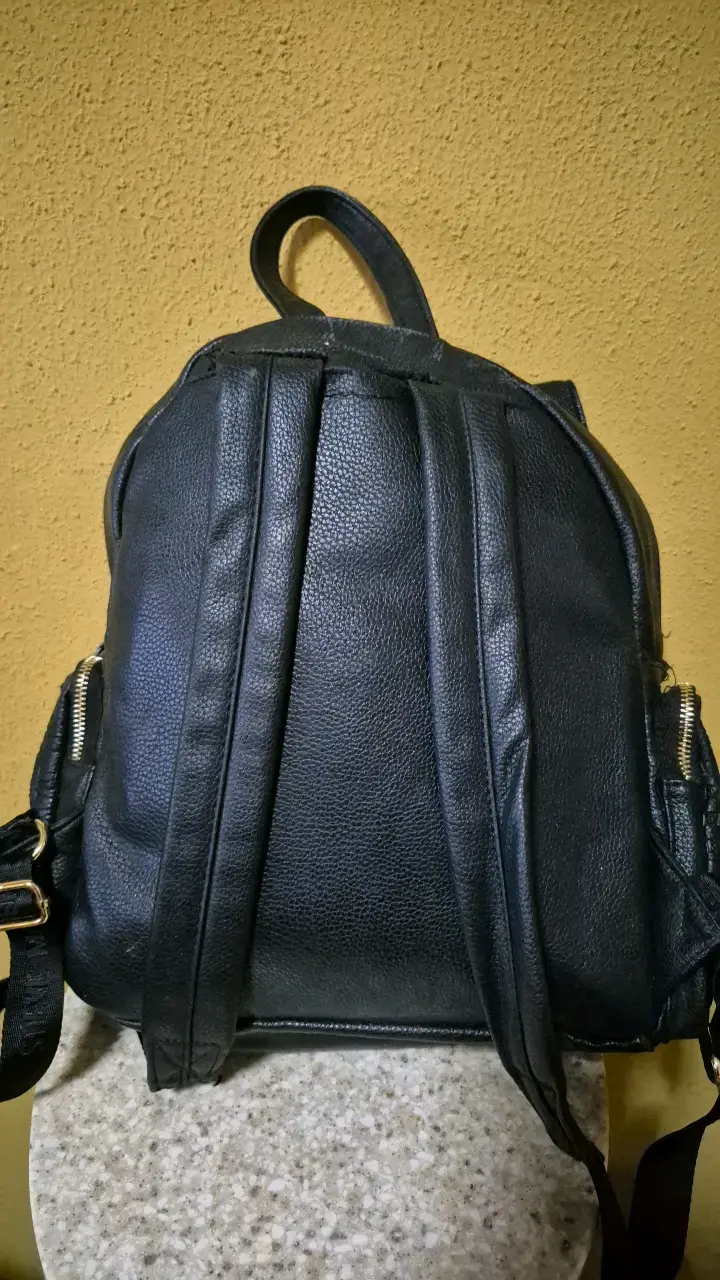 Mochila negra Steve Madden con diseño grabado - 2