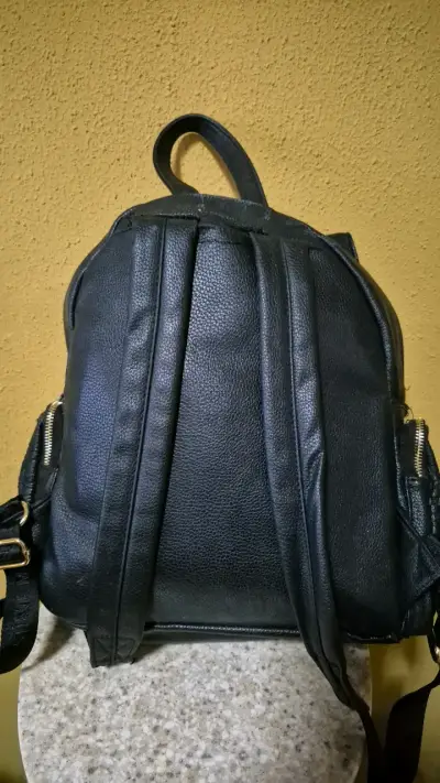 Mochila negra Steve Madden con diseño grabado - miniatura 2