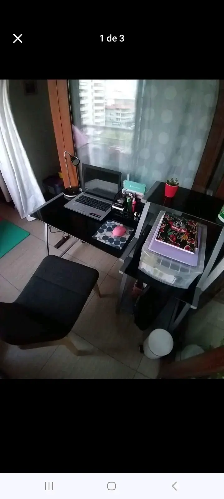 Escritorio de computadora con estantes de metal y vidrio - 2