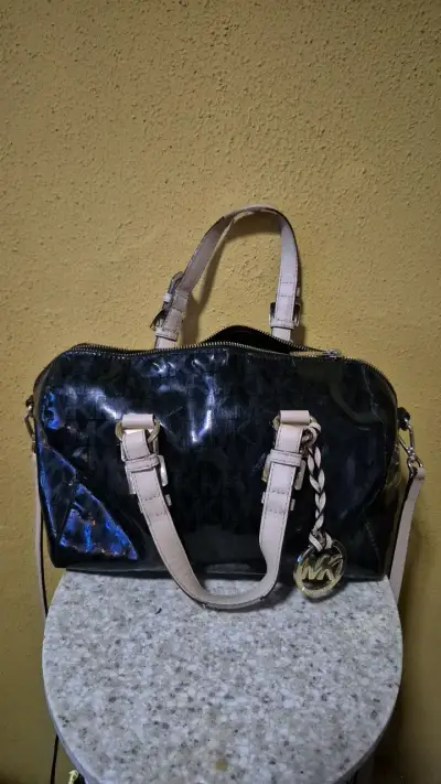 Bolso de mano negro Mk  con detalles beige - miniatura 1