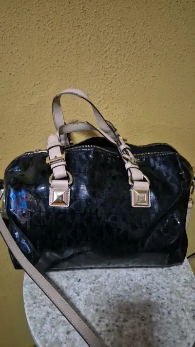 Bolso de mano negro Mk  con detalles beige - miniatura 2