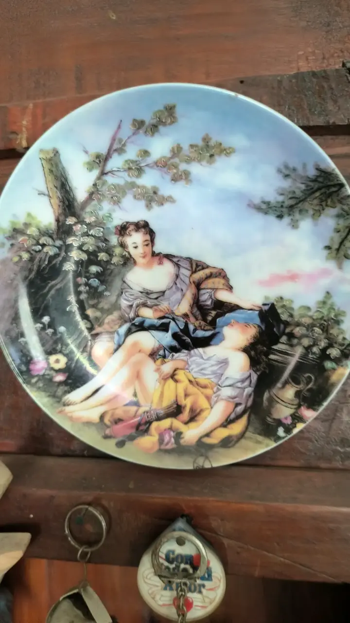 Plato decorativo de porcelana con diseño clásico