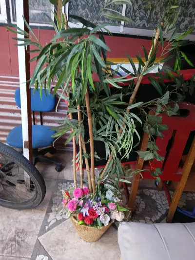 Planta artificial decorativa con flores en maceta - miniatura 1