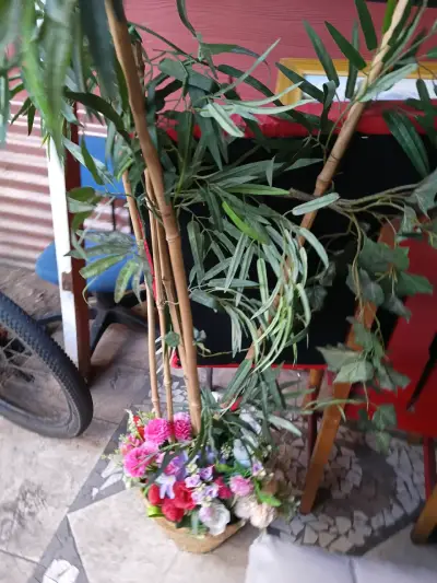 Planta artificial decorativa con flores en maceta - miniatura 3