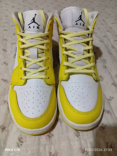 Zapatillas Air Jordan amarillas con blanco origina - miniatura 1
