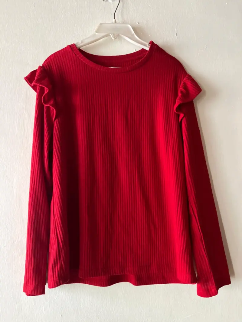 Polera roja con volantes en mangas