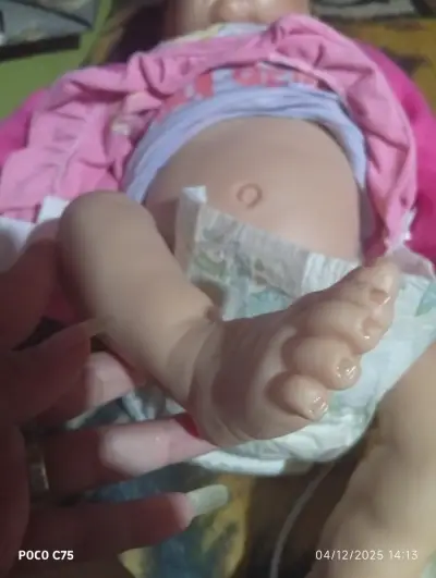 Muñeca bebé realista de vinilo siliconado - miniatura 2