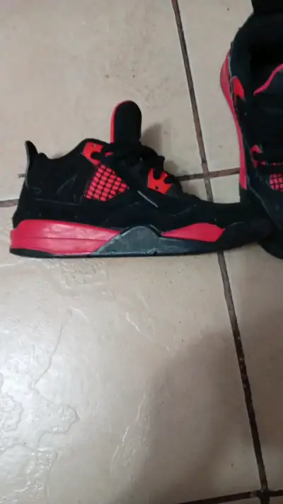 Zapatillas deportivas negras y rojas Air Jordan - miniatura 2