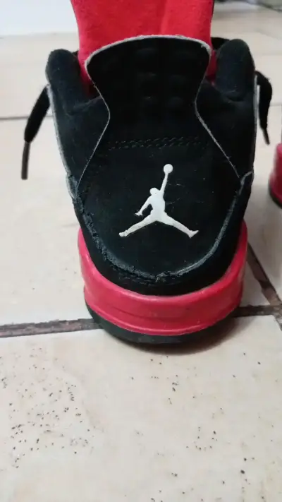 Zapatillas deportivas negras y rojas Air Jordan - miniatura 3