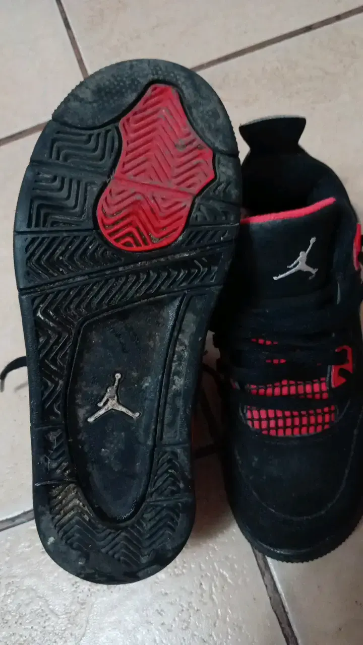 Zapatillas deportivas negras y rojas Air Jordan - 4