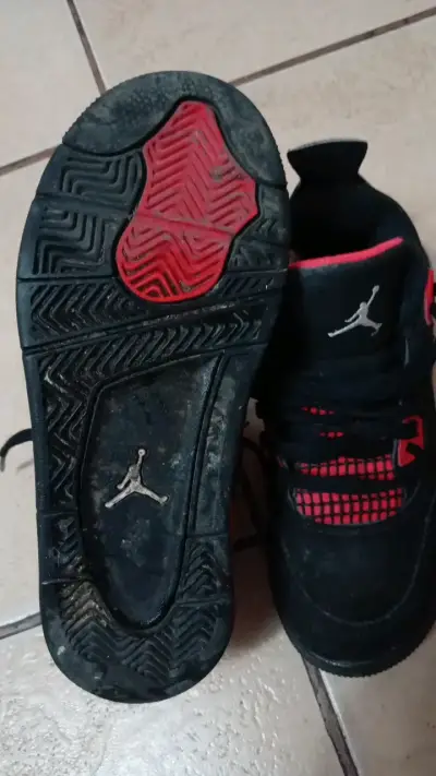 Zapatillas deportivas negras y rojas Air Jordan - miniatura 4