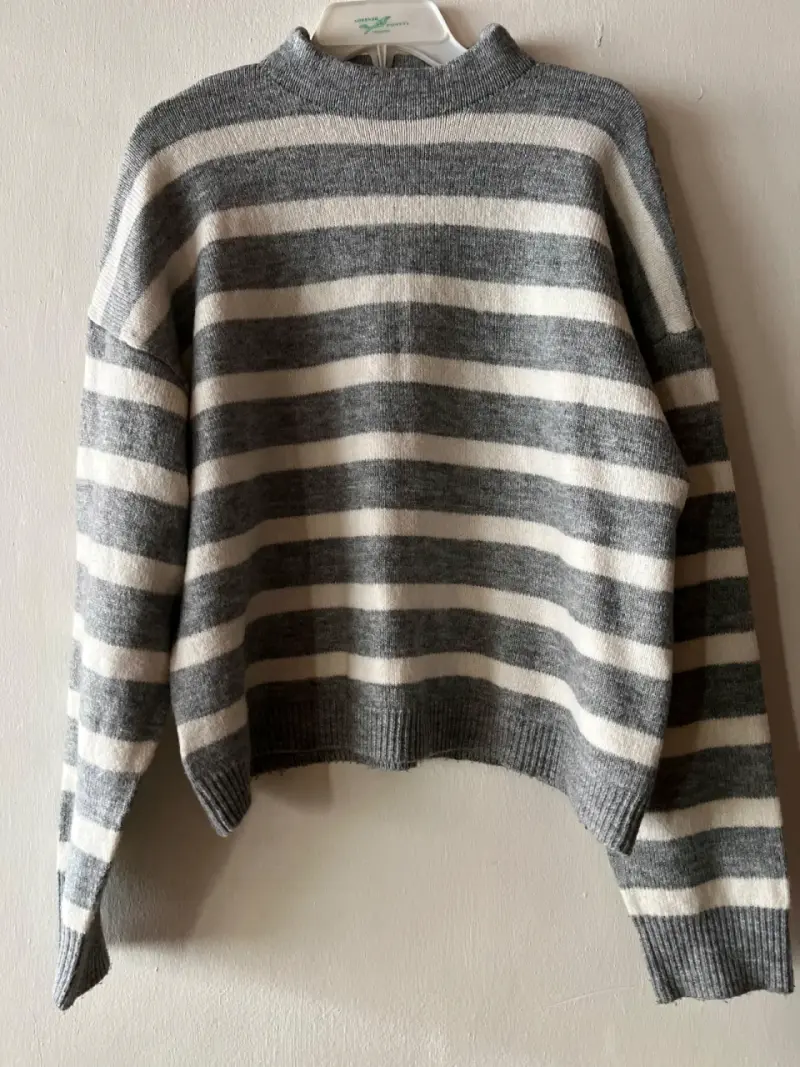 Suéter de rayas gris y blanco para mujer