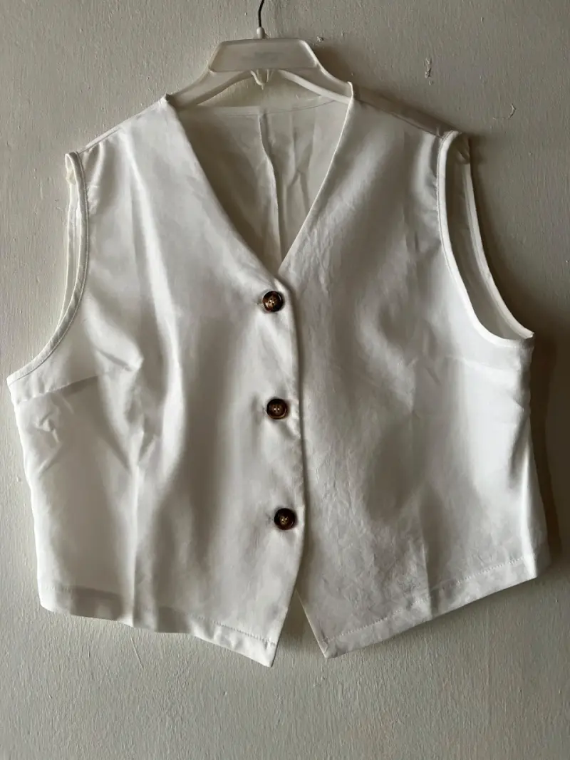 Chaleco blanco sin mangas con botones