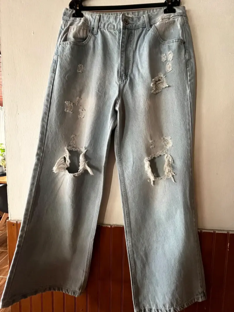 Jeans de mezclilla desgastados para mujer