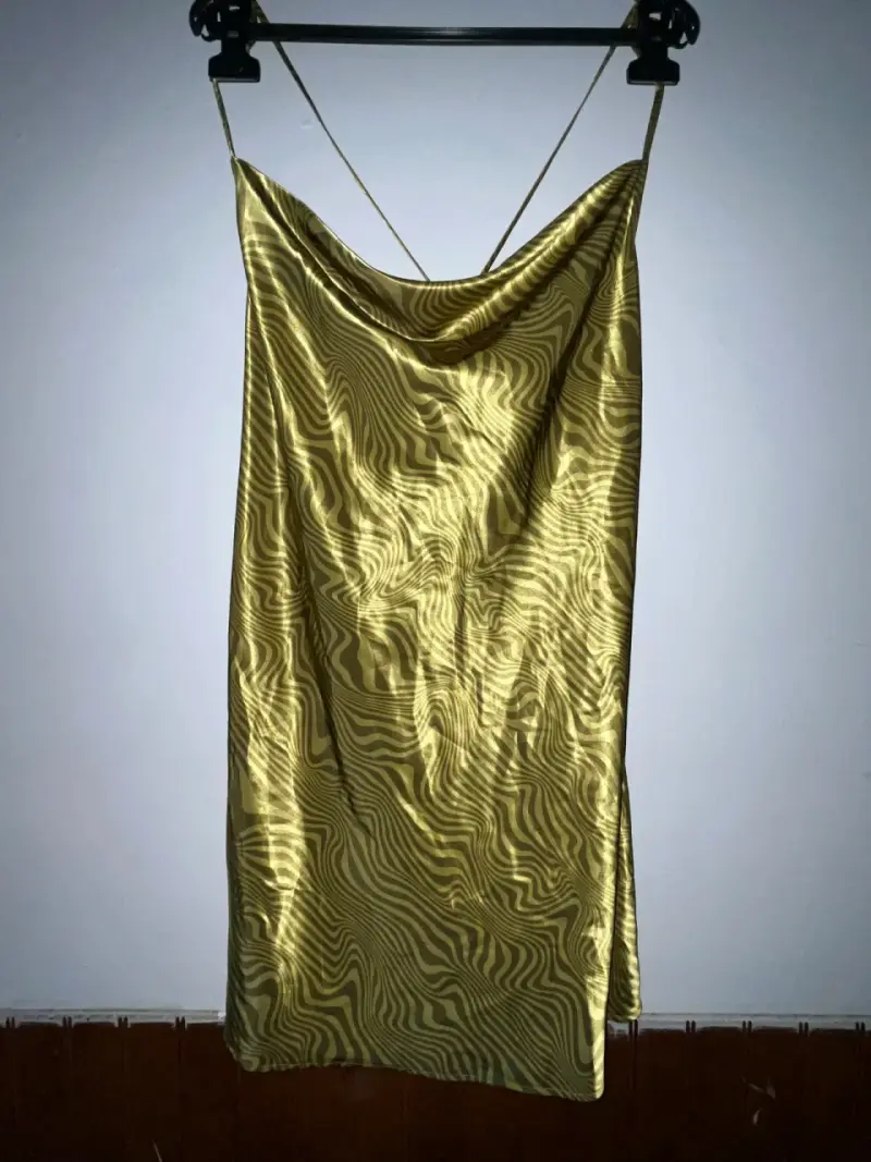 Vestido satinado dorado con diseño de cebra - 1