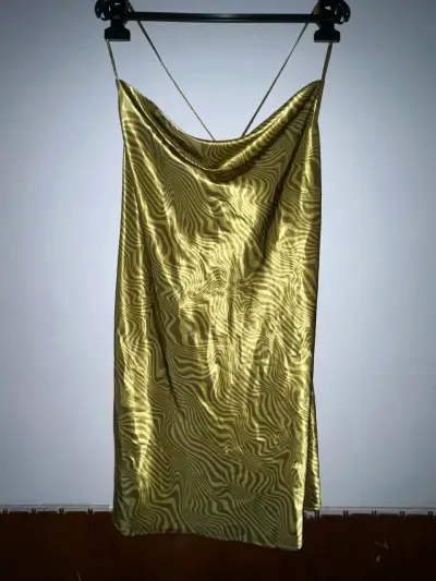 Vestido satinado dorado con diseño de cebra - miniatura 1