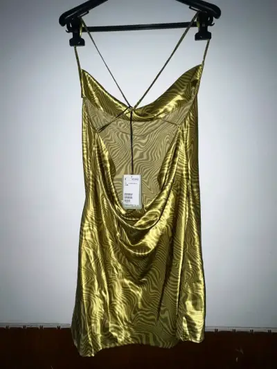 Vestido satinado dorado con diseño de cebra - miniatura 2