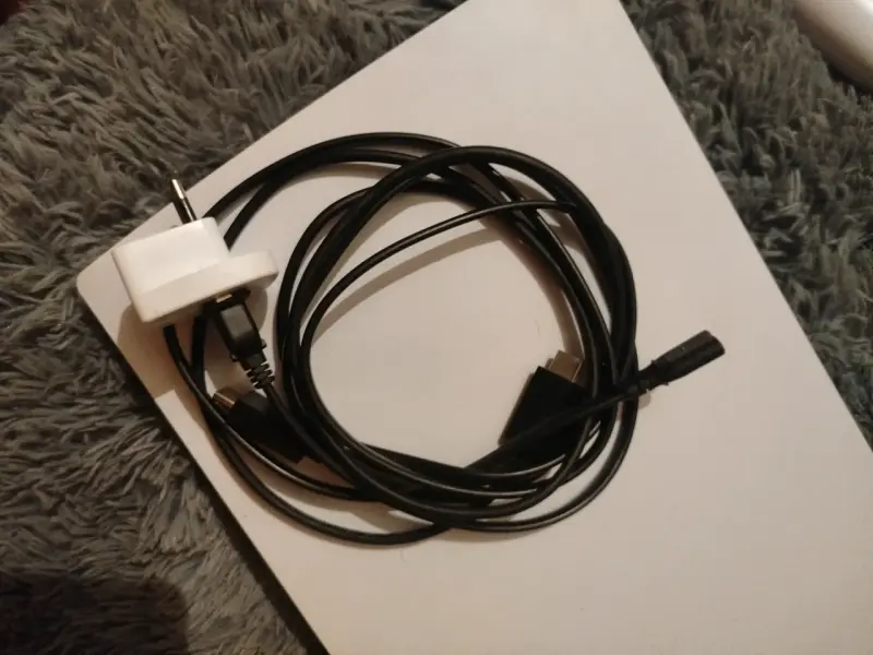 Consola PlayStation 5 con control y cables - 3