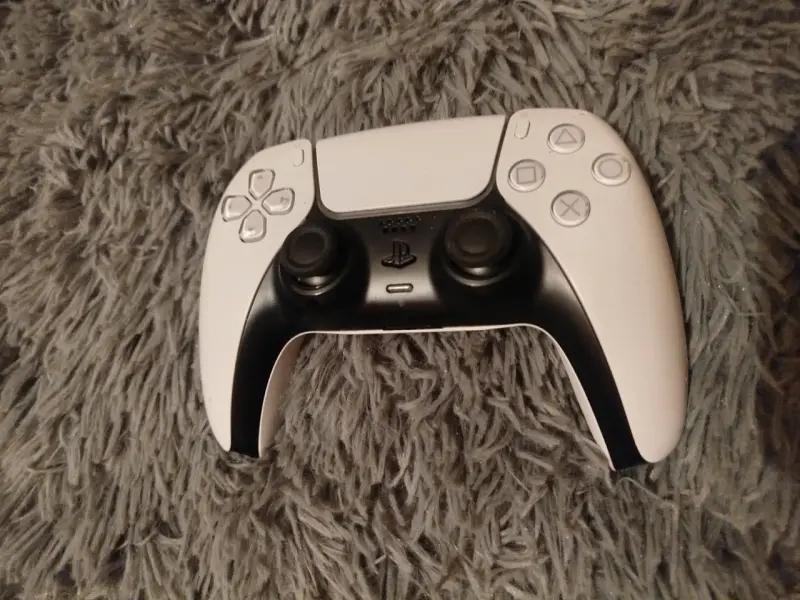 Consola PlayStation 5 con control y cables - 4