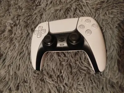 Consola PlayStation 5 con control y cables - miniatura 4