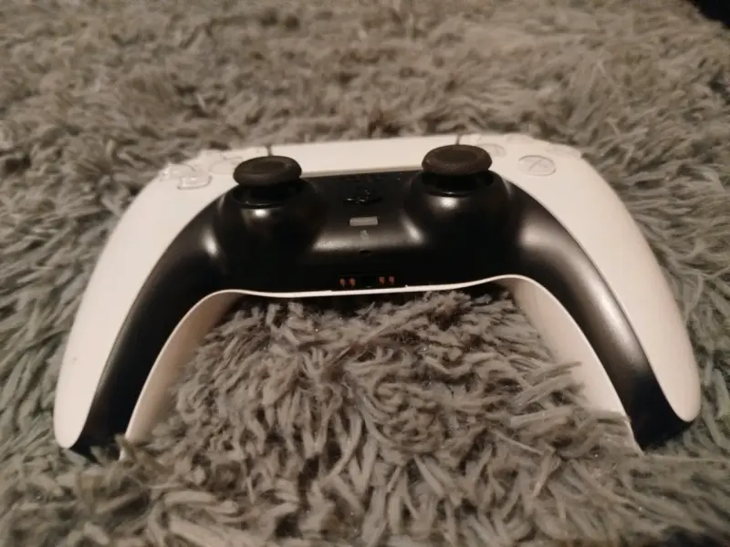 Consola PlayStation 5 con control y cables - 5
