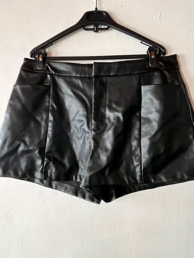 Shorts de cuero sintético negro para mujer