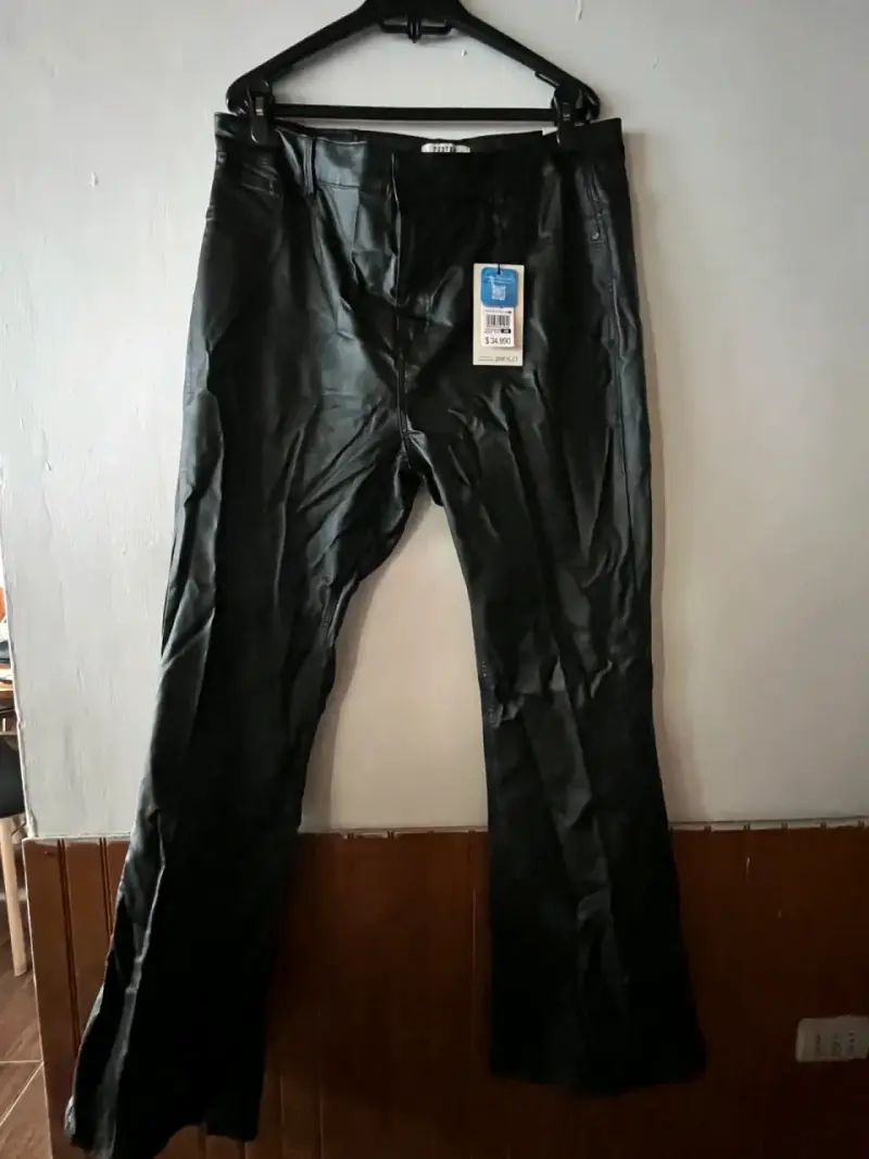 Pantalones de cuero sintético negros para mujer