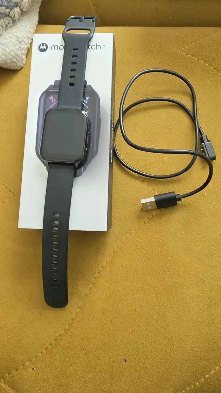 Smartwatch Moto Watch 70 con correa negra - 2