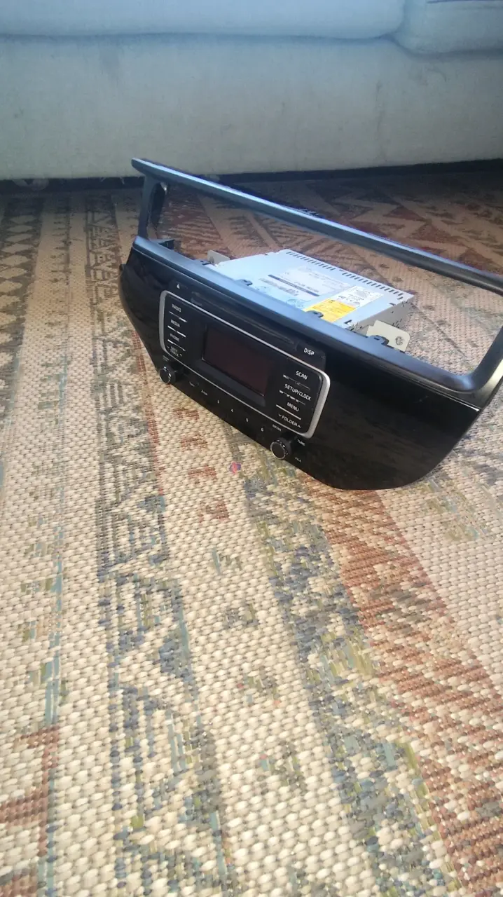 Radio de auto Kia Rio  con panel frontal - 2