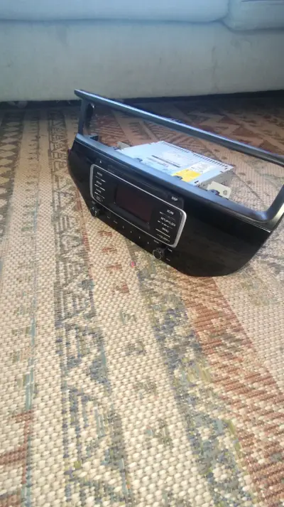 Radio de auto Kia Rio  con panel frontal - miniatura 2