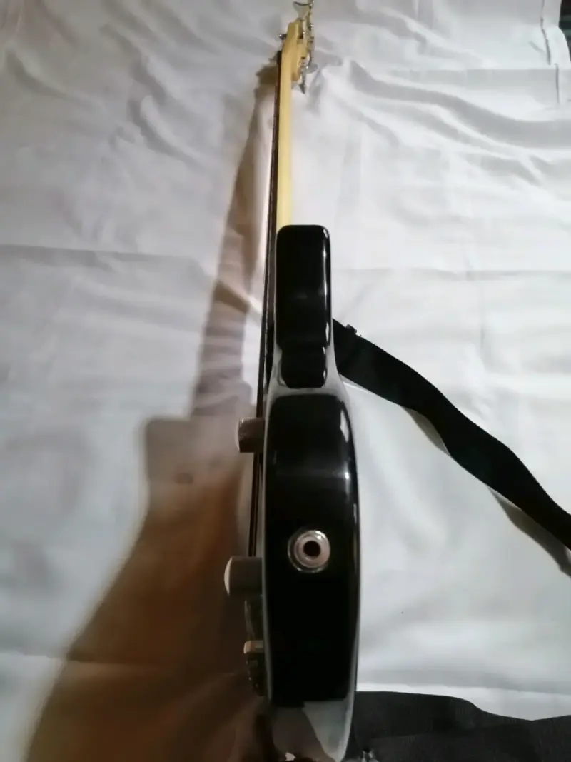Bajo Eléctrico Washburn T12 con Amplificador - 6