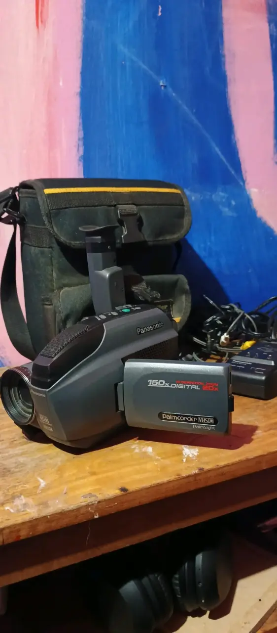 Cámara Panasonic Palmcorder VHS-C con Zoom Digital - 1