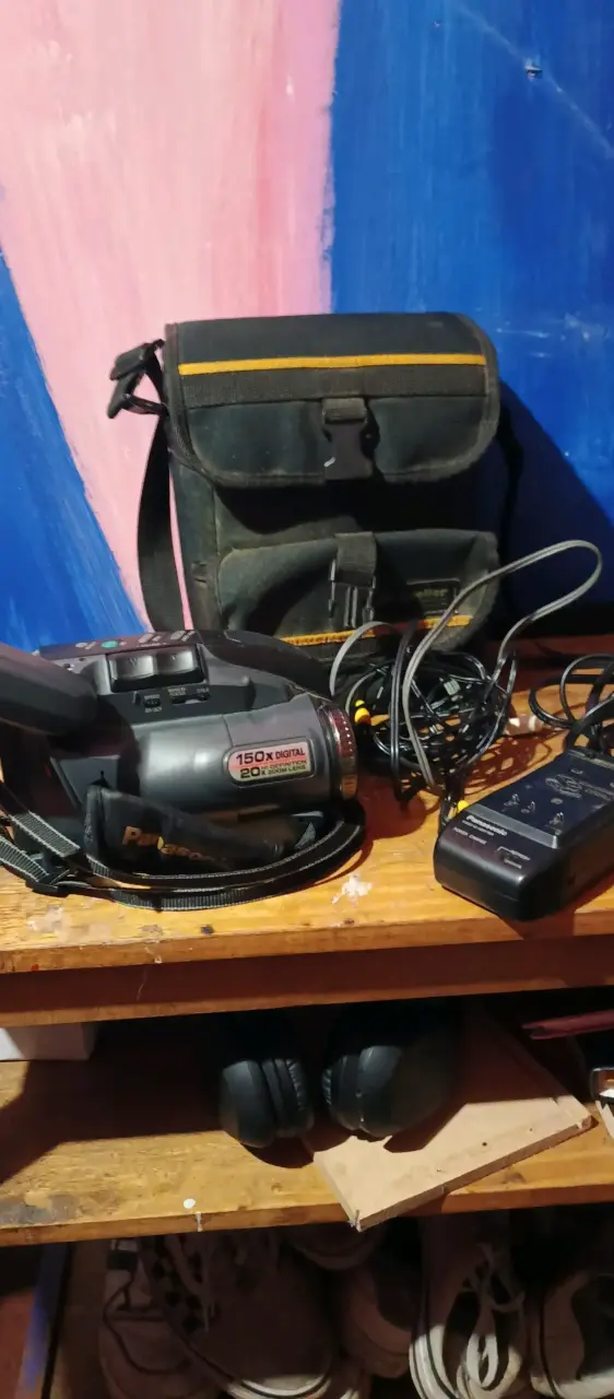 Cámara Panasonic Palmcorder VHS-C con Zoom Digital - 5