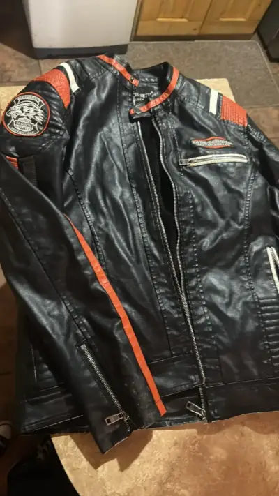 Chaqueta de cuero negra con detalles naranjas - miniatura 1
