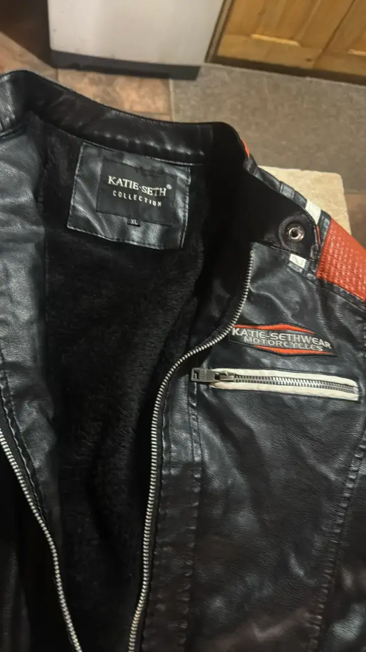 Chaqueta de cuero negra con detalles naranjas - 2