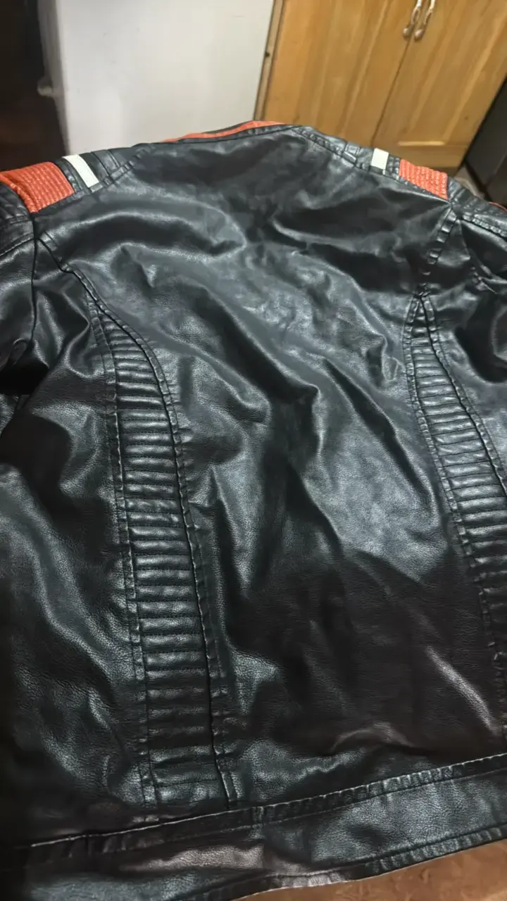 Chaqueta de cuero negra con detalles naranjas - 3