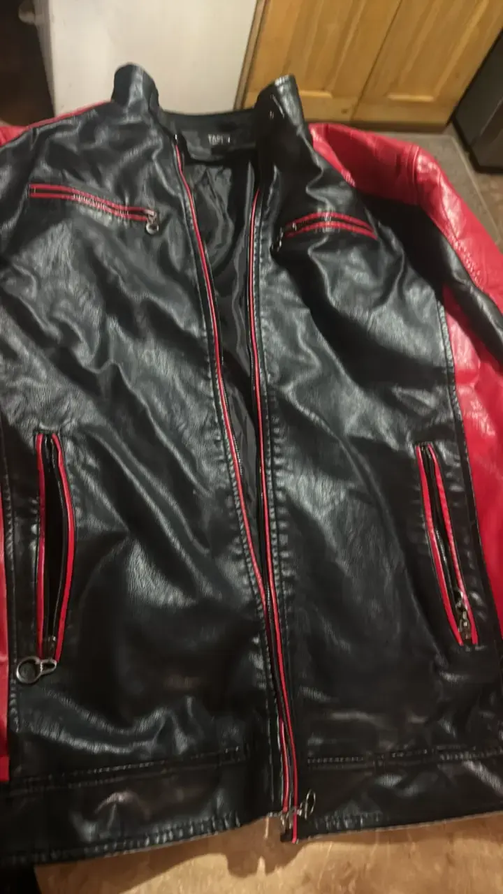 Chaqueta de cuero sintético negra y roja - 1