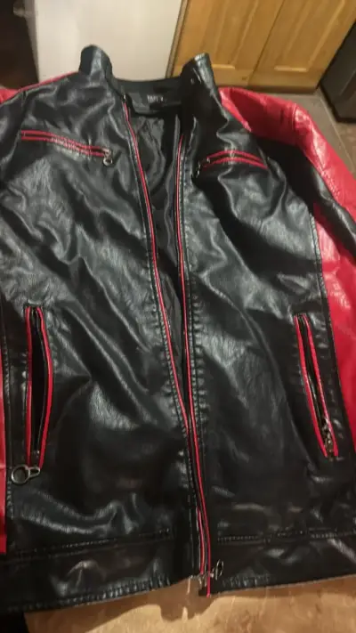 Chaqueta de cuero sintético negra y roja - miniatura 1