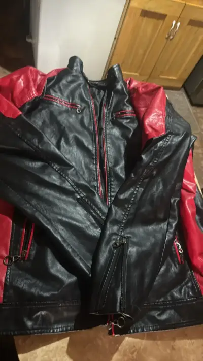 Chaqueta de cuero sintético negra y roja - miniatura 2