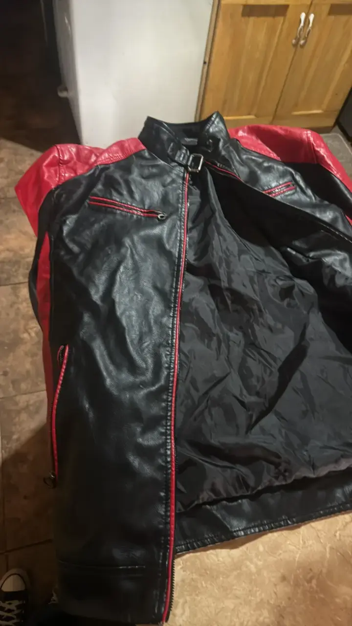 Chaqueta de cuero sintético negra y roja - 3
