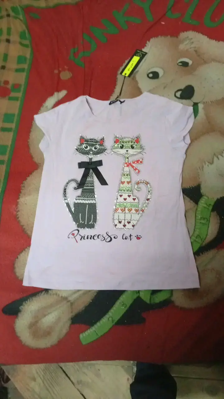 Polera morada con diseño de gatos