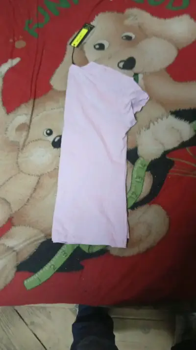 Polera morada con diseño de gatos - miniatura 2