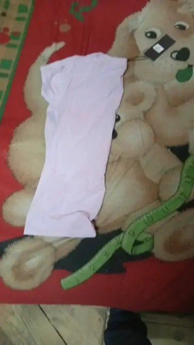 Polera morada con diseño de gatos - miniatura 3