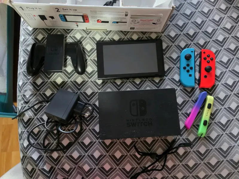 Consola Nintendo Switch con Joy-Con y accesorios - 2
