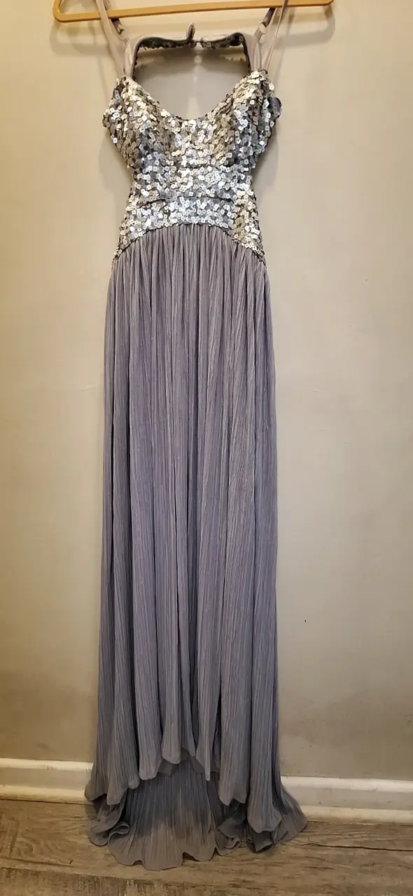 Vestido largo de fiesta con lentejuelas plateadas