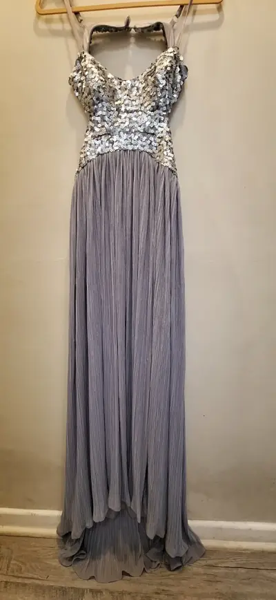 Vestido largo de fiesta con lentejuelas plateadas - miniatura 1