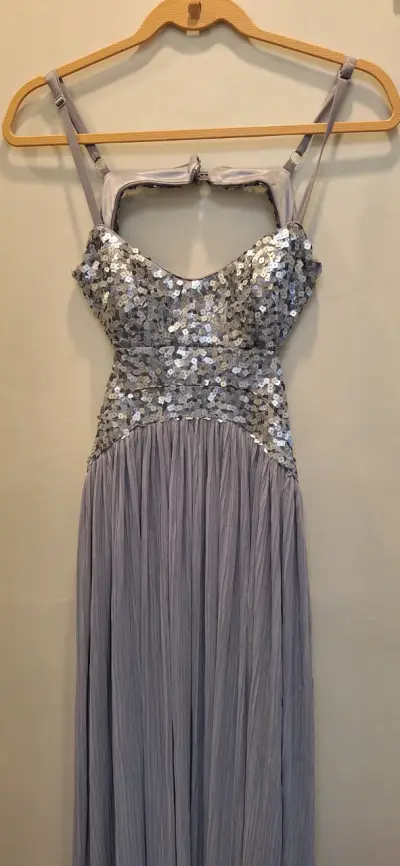 Vestido largo de fiesta con lentejuelas plateadas - miniatura 3
